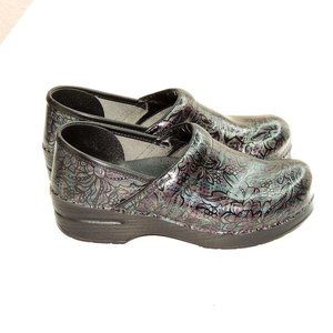 ***SOLD***     Dansko Women's Clogs Comfort Work Nurses Shoes 38 Euro, 7.5-8 USA